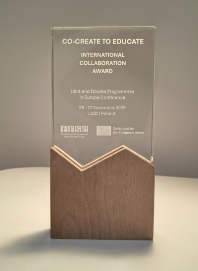 zdjęcie- nagroda w konkursie „Co-Create to Educate: International Collaboration Award”.