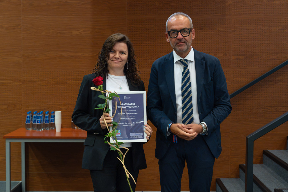 Dr hab. Angelika Kędzierska-Szczepaniak, prof. UG odbiera dyplom gratulacyjny