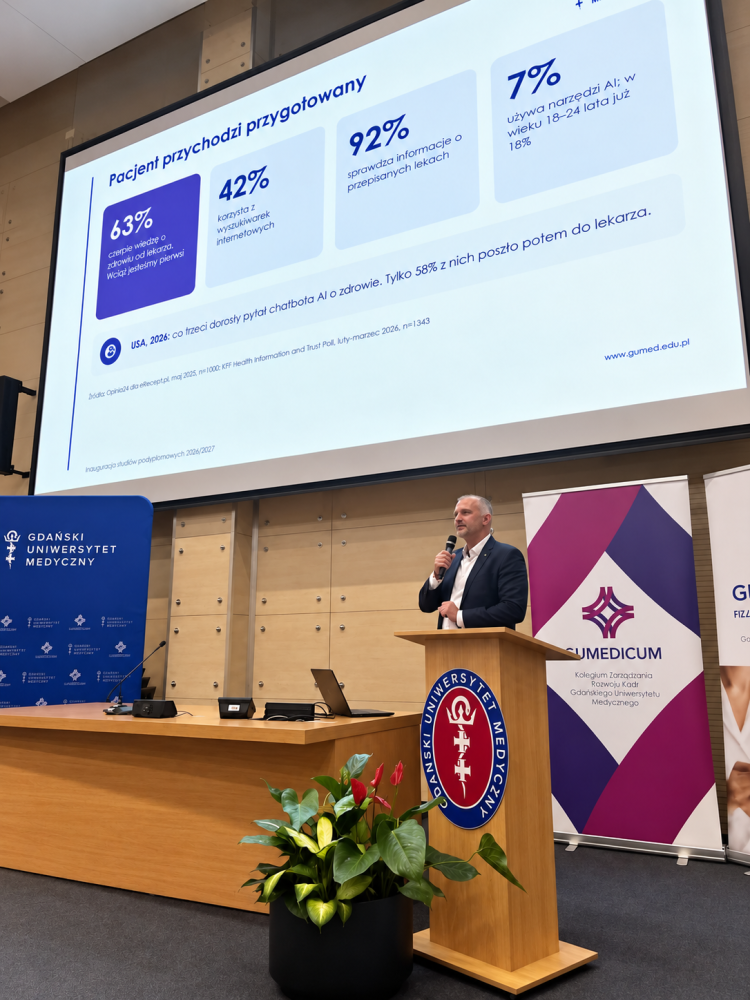 dr Tomasz Dryl na mównicy podczas inauguracji roku akademickiego 2026/2027 studiów podyplomowych GUMEDICUM - Kolegium Zarządzania i Rozwoju Kadr Gdańskiego Uniwersytetu Medycznego