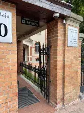 Brama przed budynkiem Sądu Rejonowego w Sopocie - widok od frontu
