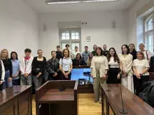 Studenci II roku studiów licencjackich z Wydziału Zarządzania Uniwersytetu Gdańskiego pod opieką p. dr Pauliny Nogal pozują do zdjęcia w Sądzie Rejonowym w Sopocie