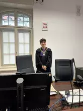 Mężczyzna ubrany w togę sędziowską