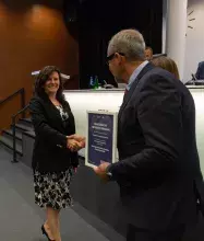 Dziekan Wydziału Zarządzania UG dr hab. Angelika Kędzierska-Szczepaniak, prof. UG odbiera dyplom od Rektora prof. Piotra Stepnowskiego.