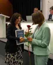 Dziekan Wydziału Zarządzania UG dr hab. Angelika Kędzierska-Szczepaniak, prof. UG odbiera dyplom od Prorektor dr Ewy Szymczak