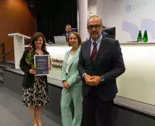 Dziekan Wydziału Zarządzania UG dr hab. Angelika Kędzierska-Szczepaniak, prof. UG z dyplomem i różą po odebraniu gratulacji od Rektora prof. Piotra Stepnowskiego i Prorektor dr Ewy Szymczak.
