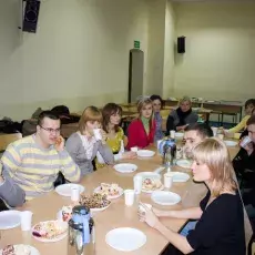 grupa osób siedzi przy stole